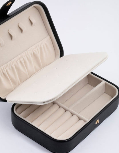 Compact Soft Leather jewelry Case - Pack jewelry like a Qeen