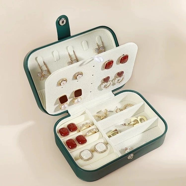Compact Soft Leather jewelry Case - Pack jewelry like a Qeen